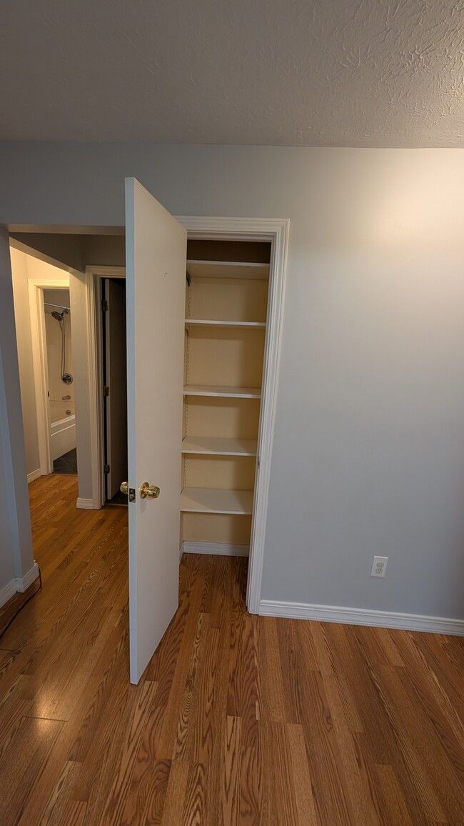 Kitchen pantry - 647 W Kenwood Ave