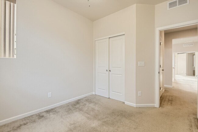 Building Photo - 9090 E Phillips Ln