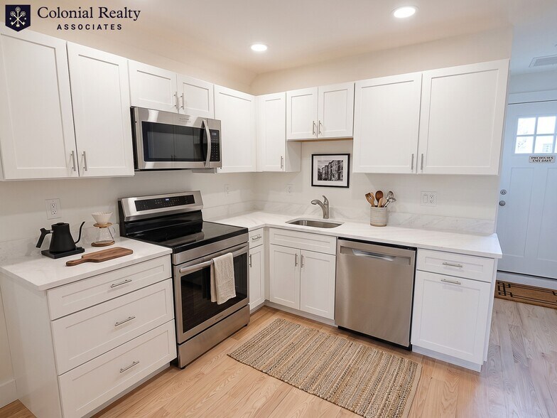 Building Photo - 69 Elm St