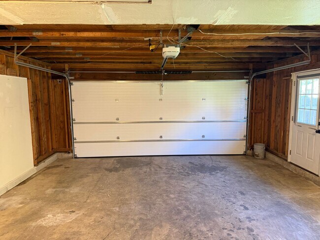 Building Photo - Updated 3 bedroom 2 bath home in a great neighborhood!
