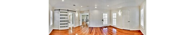 Building Photo - Beautiful and spacious 3 bedroom 2.5 bath ...