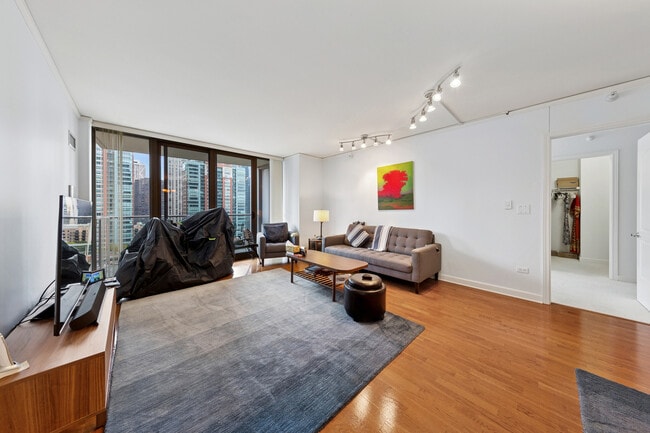 Building Photo - 420 E Waterside Dr