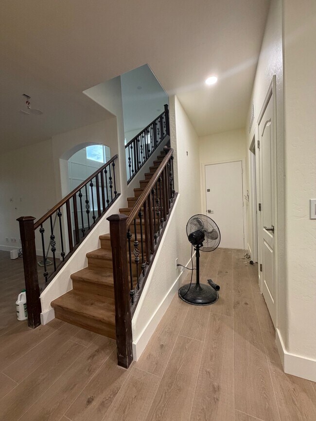 Building Photo - 2741 E Quiet Hollow Ln