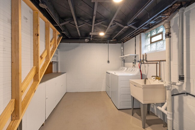 Building Photo - 5934 N Lydell Ave