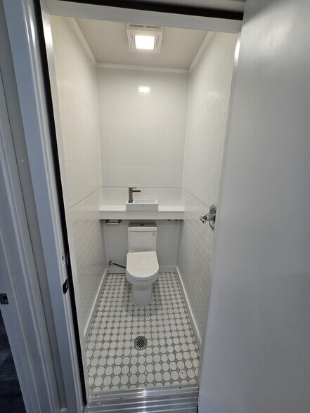 Building Photo - 2222 W Dunlop St