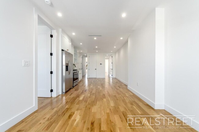 Building Photo - Stunning 3 bed 2 Bath Brownstone Floor Thr...