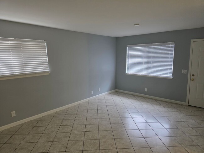 Building Photo - Spacious one level Penthouse