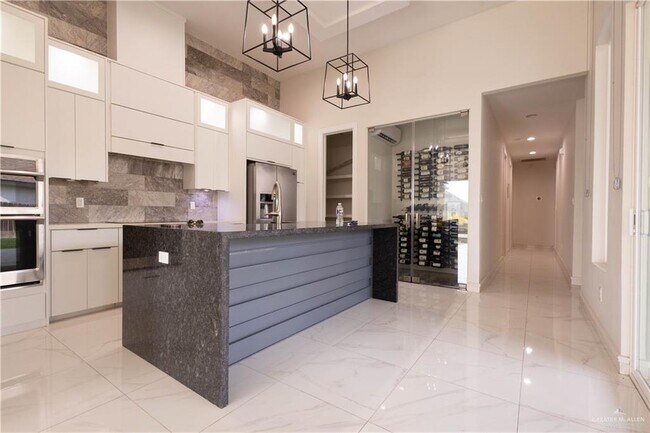 Building Photo - 30 Wisteria Ave