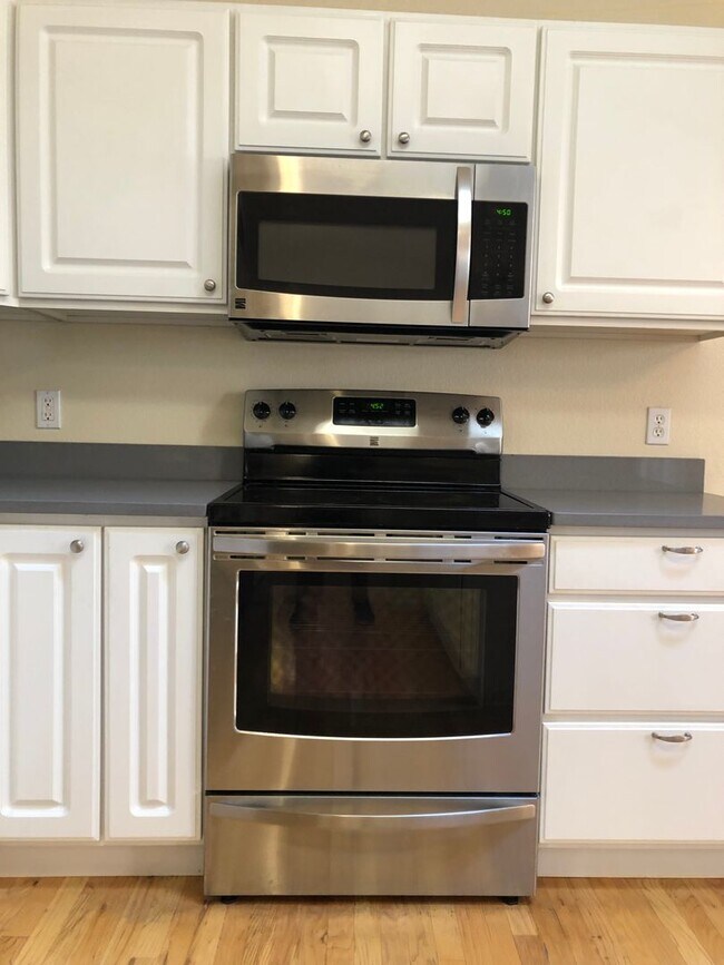 Building Photo - Bright and Open 3 Bed 3 Bath Townhome in G...