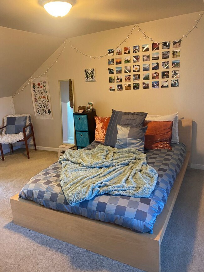 Building Photo - 2 Bedroom Home on Pius St Available April 1- Parking included.  Central Air.  Washer and Dryer.