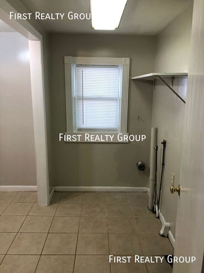 Building Photo - 140 E Market St