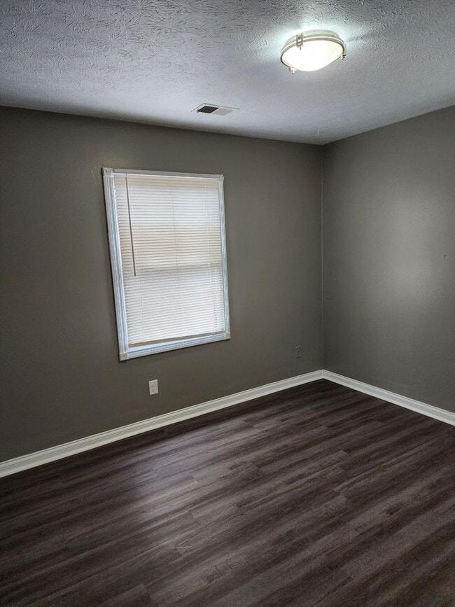 Building Photo - 2 bedroom 1 bath apartment