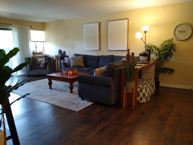 Building Photo - 2607 Pirineos Way