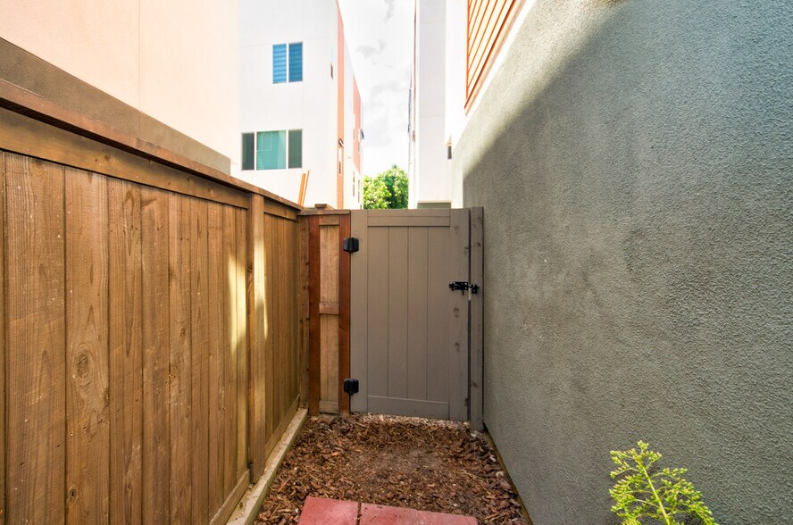 Building Photo - 9914 Artesia Blvd