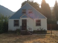 Building Photo - 4 bedroom 1 bath home located on large lot...