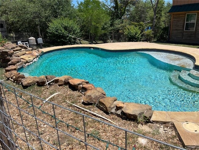 Building Photo - 1215 Agarita Dr