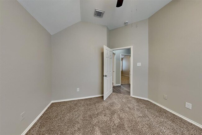 Building Photo - 26953 Kings Crescent Dr