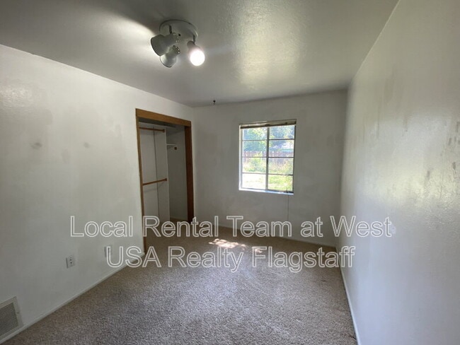 Building Photo - 2830 N Schevene Blvd