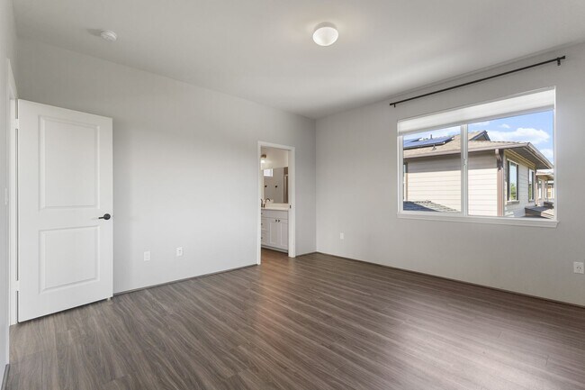 Building Photo - Bright 4-Bedroom Pet-Friendly Golf-Course ...