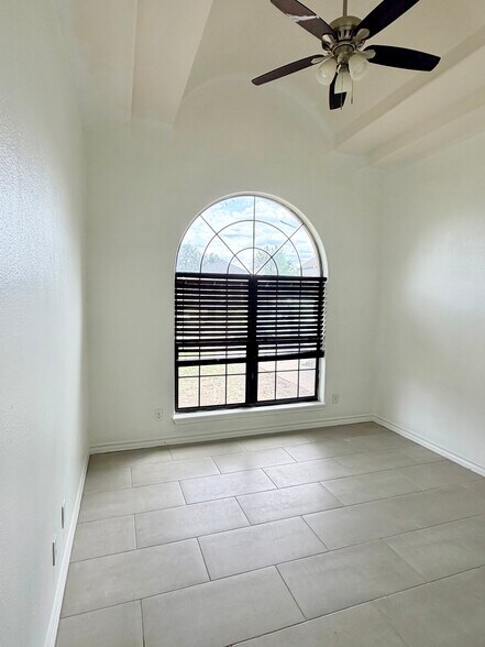 Building Photo - 1707 Crown Pointe Blvd