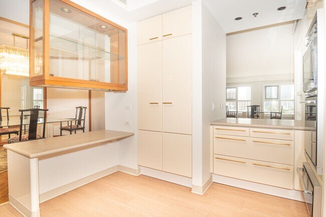 Building Photo - Spacious Condo, Exclusive Building - Honolulu