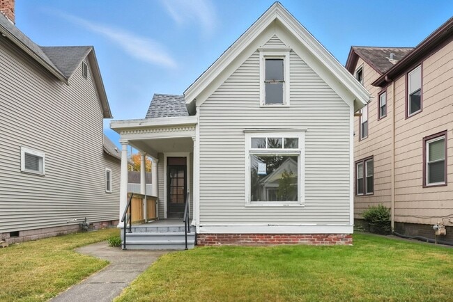 Building Photo - Move-In Ready with Bonus Storage Space!