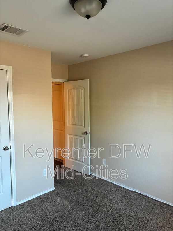 Building Photo - 1904 Meadow Crest Dr