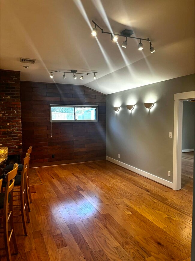 Building Photo - 339 Thole St