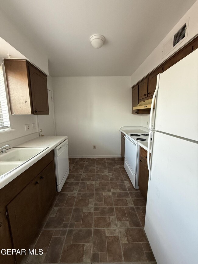 Building Photo - 6828 Escondido Dr