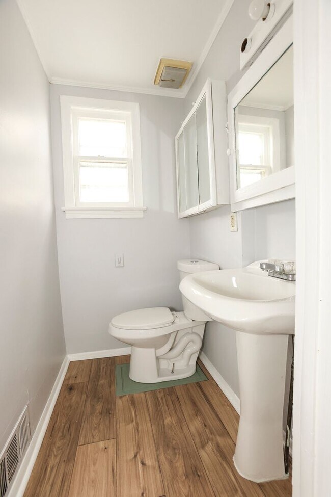 Building Photo - GREAT SINGLE FAMILY HOUSE . WAITING FOR YOU TO CALL HOME !!