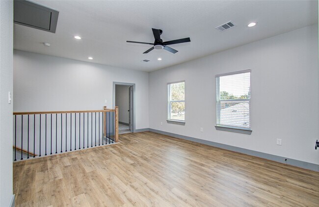 Building Photo - 835 S Victory Dr