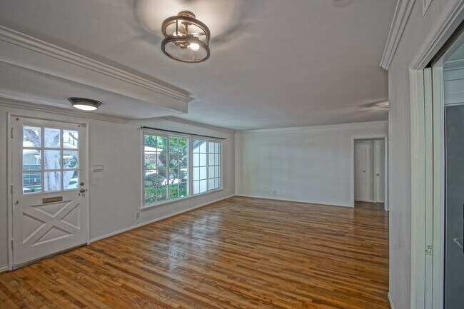 Building Photo - Incredibly Charming & Bright 3BR2BA Home w...