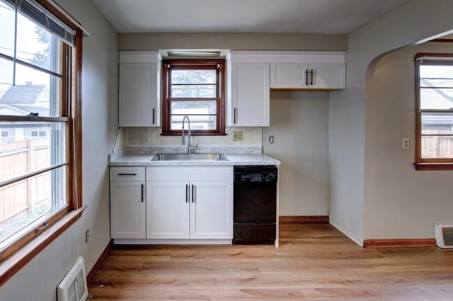 Building Photo - 6206 Alber Ave