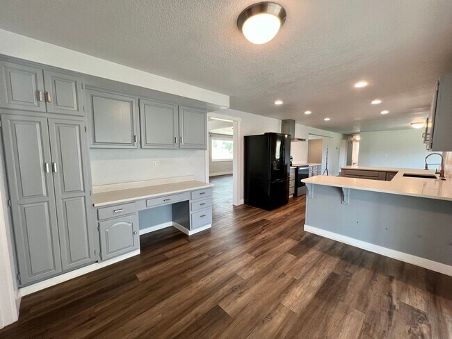Building Photo - Fully Remodeled 4 Bed 3 Bath Home in the C...