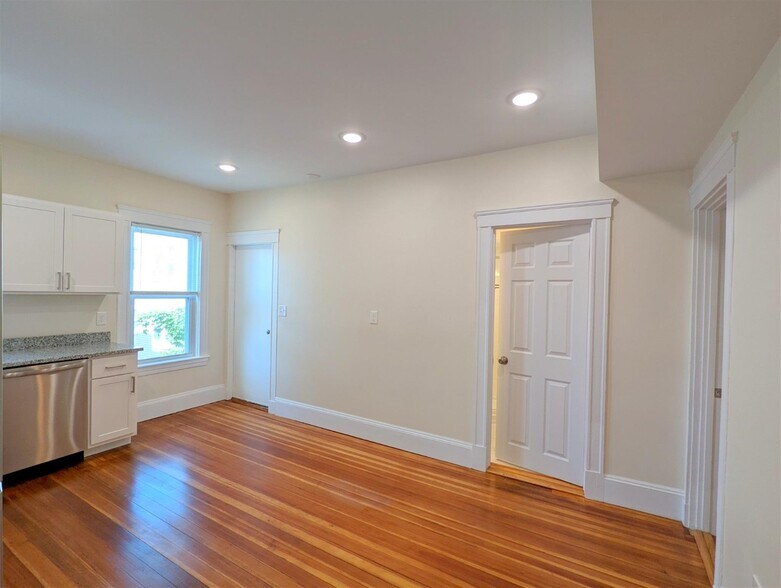 Building Photo - 8 Lowell Cir