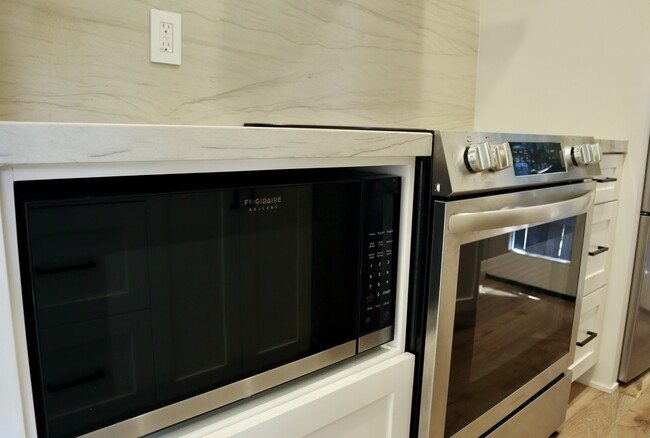 Appliances - 6742 De Longpre Ave