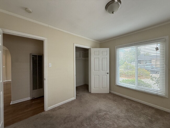 Building Photo - Move-in Ready 2 bed 1 bath home in Sacramento