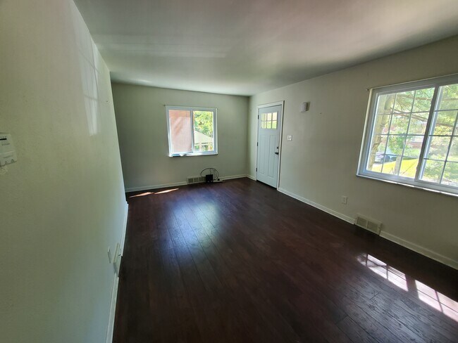 Building Photo - 834 Oranmore St