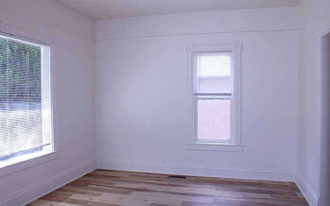 Building Photo - 658 Ash St