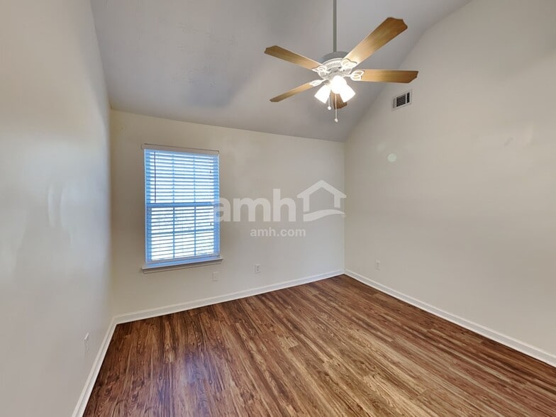 Building Photo - 247 River Pass Ct NE