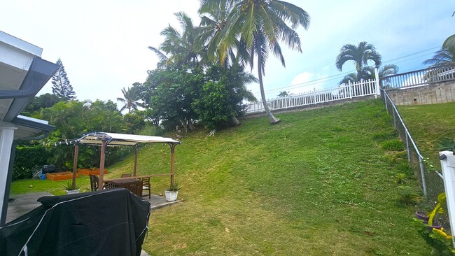 Building Photo - 5 bedroom, vaulted ceilings, breeze and gr...
