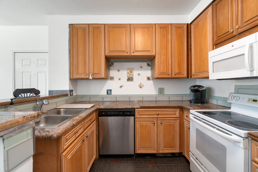Building Photo - 1220 Reserve Way
