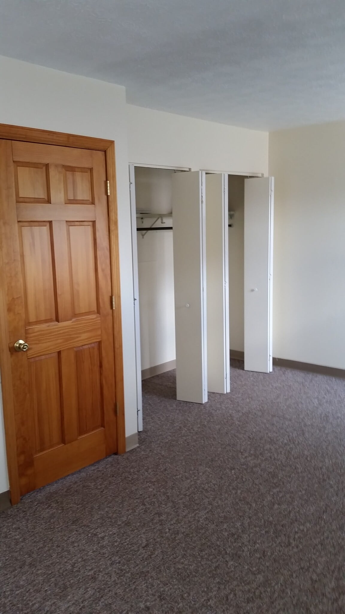 Large bedroom closets - 3268 Niagara Sq
