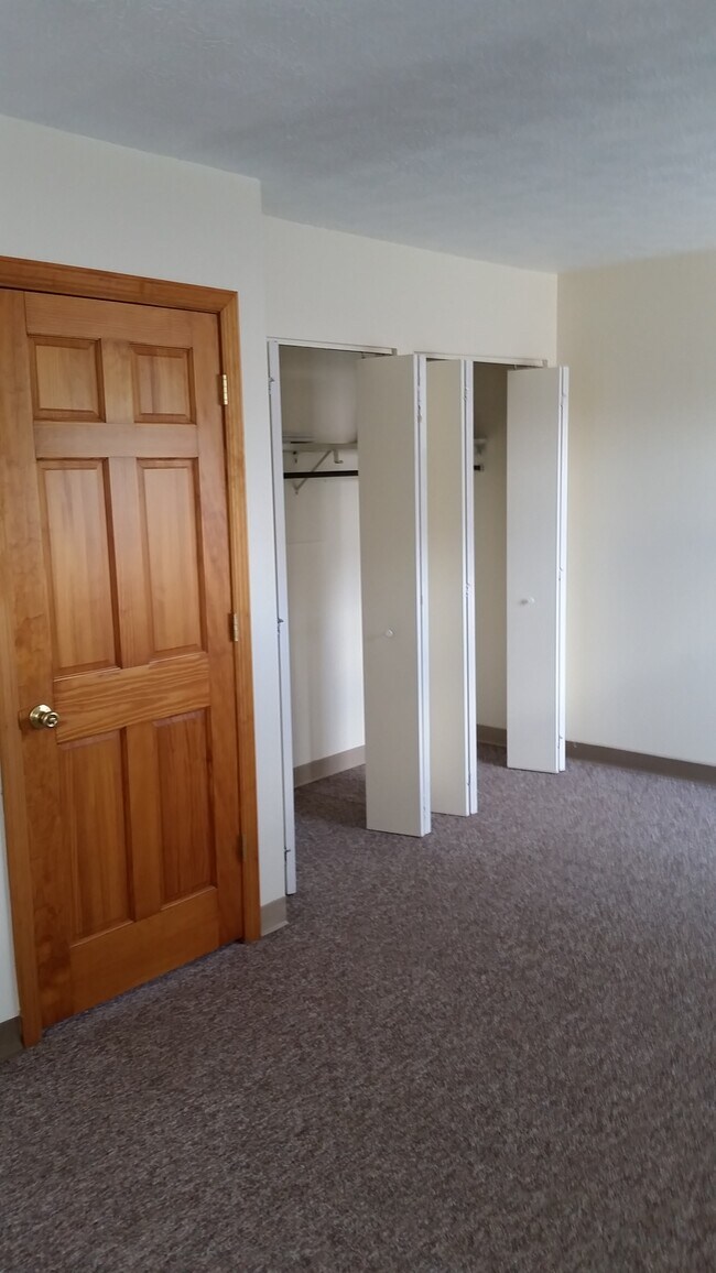 Large bedroom closets - 3268 Niagara Sq