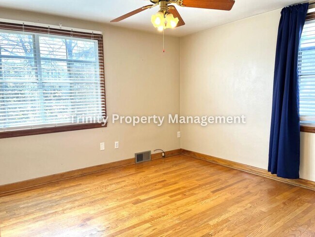 Building Photo - 122 Marshall St