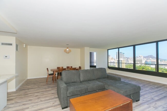 Building Photo - Canterbury Place - Fully renovated with hi...