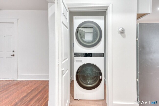 Building Photo - 152 Oak St