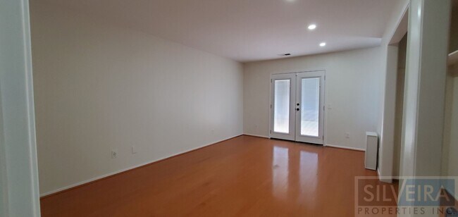 Building Photo - Lovely 3 Bedrooms 2 bath Home For Rent