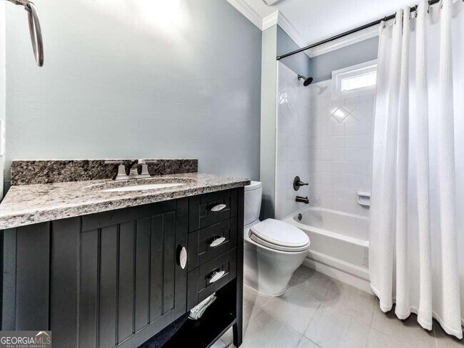 Building Photo - 2045 Town Lake Hills W