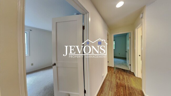 Building Photo - Top-floor 2-level condo with brand-new kit...
